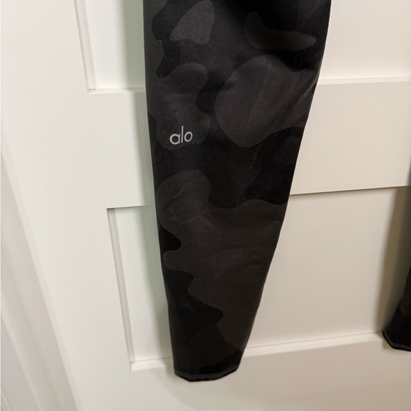 ALO Yoga Dark Camouflage Leggings - Picture 3 of 3